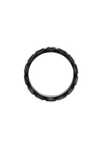 Anello nero con design ottagonale, caratterizzato da una superficie liscia e una larghezza uniforme, che mette in mostra uno stile minimalista.