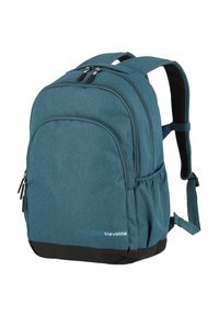 Zaino in tessuto color turchese con due scomparti con zip, spallacci imbottiti e una base nera. Presenta il marchio "travelite" vicino alla parte inferiore.