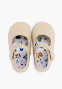 Beige Stoffschuhe mit runder Zehenpartie und einem Klettverschluss. Das Innere ist mit einem bunten Design von Fahrzeugen und Verkehrsschildern ausgestattet.