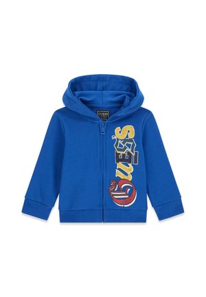 Niebieska bluza z kapturem zapinana na zamek błyskawiczny z kolorowym logo "GUESS" nadrukowanym pionowo po prawej stronie oraz ściągaczami na mankietach i dole.