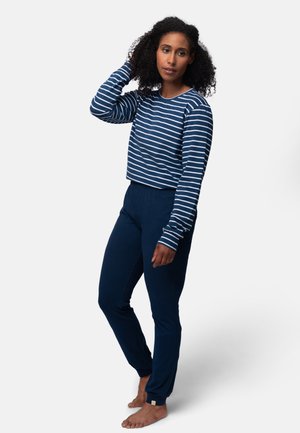 Marineblaue Loungewear-Set mit gestreiftem Langarmoberteil und passender Hose. Baumwollmaterial, lockerer Schnitt, gerippte Bündchen und Knöchelverzierung.