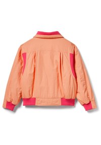 Jasnopomarańczowa kurtka bomber z różowym prążkowanym kołnierzem, mankietami, bocznymi panelami i pasem, pokazana z tyłu na białym tle.