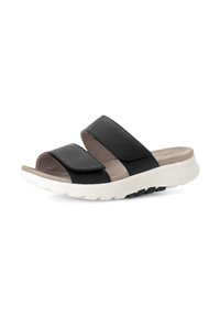 Zwarte slide sandalen met twee brede banden. Zachtleren bovenkant, gevoerde voetbed en een witte, gestructureerde rubberen zool voor grip.
