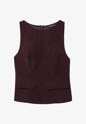 Burgundska rebrovana majica s okruglim izrezom, dva prednja džepa i skrivenim patentnim zatvaračem na leđima. Glatka tekstura, prilagođen kroj.