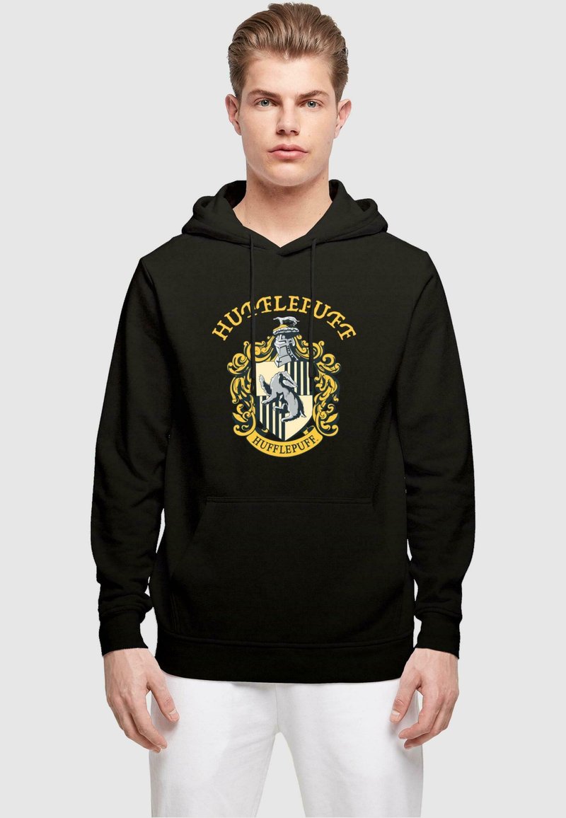 Fekete kapucnis pulóver, amelyen a Hufflepuff embléma sárga és szürke színben látható. Elülső kenguru zseb, állítható kapucni, bordázott mandzsetta és alsórész. Pamut keverék anyag.