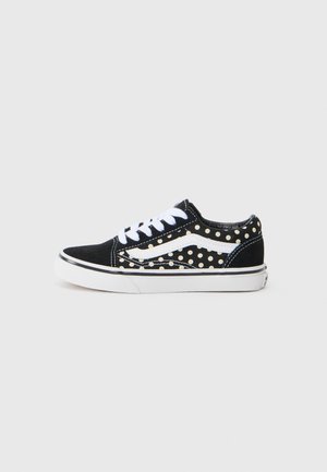 Baskets en daim noir avec des lacets blancs et un motif à pois dorés. Présente une bande latérale blanche et une semelle en caoutchouc avec un contour noir et blanc.
