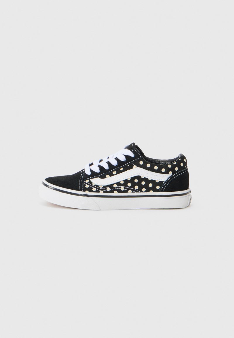 Baskets en daim noir avec des lacets blancs et un motif à pois dorés. Présente une bande latérale blanche et une semelle en caoutchouc avec un contour noir et blanc.