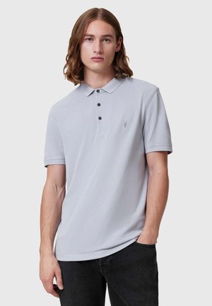 Hellgraues Poloshirt aus Baumwolle mit Kragen, Drei-Knopf-Leiste und kleinem Logo auf der Brust. Kurze Ärmel.