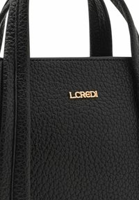 Borsa a tracolla nera con texture realizzata in ecopelle, dotata di due manici superiori e di un logo "L.CREDI" inciso in oro.