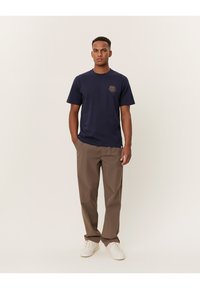 Les Deux GLOBE - T-shirt estampada - dark navy/tobacco brown