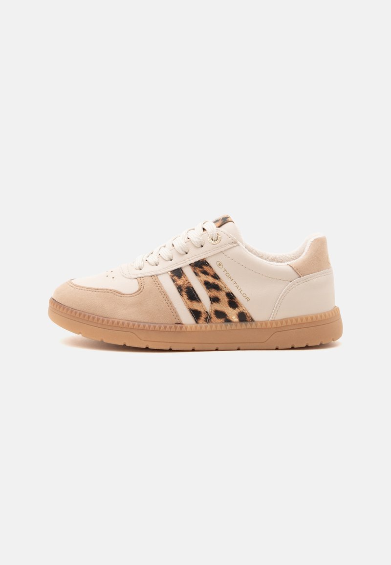 Baskets basses beige et blanches avec des rayures à imprimé animal et une semelle en caoutchouc marron, avec des lacets blancs et le nom de la marque sur le côté.