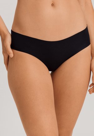 Schwarze Baumwoll-Bikini-Briefs mit glatter Textur, ausgestattet mit einem breiten, nahtlosen Bund und schlichtem Design für Komfort und optimale Passform.