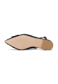 Scarpa nera con punta affusolata, superiore testurizzato, cinturino alla caviglia regolabile e suola in gomma beige. Presenta dettagli intrecciati lungo i lati.