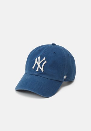 Casquette de baseball bleue avec logo "NY" brodé en blanc sur le devant et petit logo "47" sur le côté, présentée sur un fond clair uni.