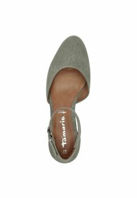 Zapato de tela verde con puntera cerrada y correa al tobillo con una hebilla plateada. La plantilla es marrón y hay una superficie texturizada en la parte superior.