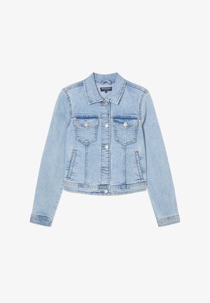 Chaqueta de mezclilla azul clara con un diseño ajustado, que cuenta con dos bolsillos en el pecho, cierre frontal con botones y un collar clásico. Textura suave.