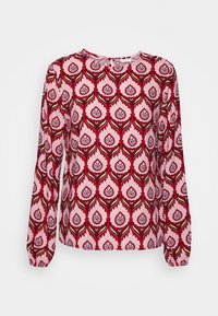 Blusa de manga larga con un fondo rojo vibrante, patrón floral en rosa, acentos en verde y un escote redondo con cierre de botón.