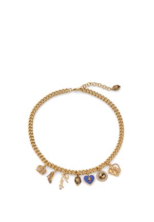 Bracelet à breloques en chaîne dorée avec cœur, couronne, sac à main, tour Eiffel, mot en écriture cursive, cœur émaillé bleu et breloques en forme de pierres rondes sur fond blanc.