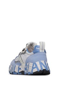 Sneaker blu e bianco con finitura in pelle texturizzata, lacci in contrasto e branding sovradimensionato sulla suola. Presenta un collare imbottito e una linguetta.