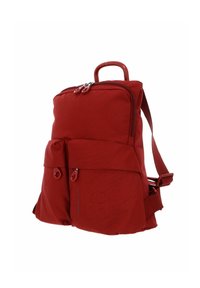 Zaino in tessuto rosso con finitura testurizzata, scomparti doppi con zip, tasche frontali con chiusura a bottone e spallacci regolabili.