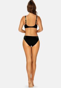 Czarny bikini o prostym wzorze, z zapięciem z tyłu i wielokolorowymi ramiączkami. Majtki mają klasyczny krój. Gładka tekstura.