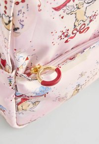 Ružový látkový batoh s potlačou rozprávkových zvierat, s gold zipsom a červeným akcentom. Textúrovaný povrch s hravými vzormi.