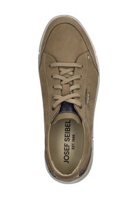 Světlobéžové semišové tenisky s kulatou špičkou, perforovaným bočním detailem, kulatými tkaničkami a gumovou podrážkou. Uvnitř se nachází polstrovaná stélka s logem.