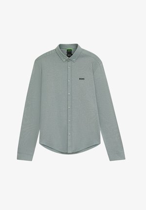 Langærmet skjorte i lys grå med et lille "BOSS"-logo på venstre bryst og knapdetaljer på kraven.