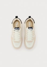 Heledad beez sneakers silebrise nahkülemiga ja sametiste aktsentidega. Omab valgeid paelu, õhukeseid perforatsioonidega varbakohti ja musta kanna silti.