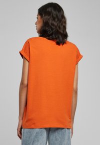 Urban Classics EXTENDED SHOULDER - Camiseta básica - rustorange