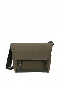 Brun rektangulær messenger-taske med sort justerbar skulderrem, frontklap sikret med to spænder og et Marc O'Polo-mærke.