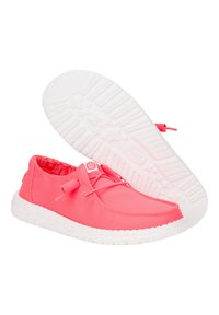 Scarpe in tessuto rosa con suola di gomma bianca maculata. Presentano una punta arrotondata, laccio e fodera interna a motivo.