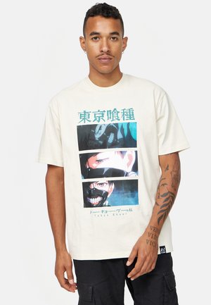 Camiseta de algodón color crema con tres paneles gráficos de "Tokyo Ghoul" que muestran imágenes y texto en neón y negro.