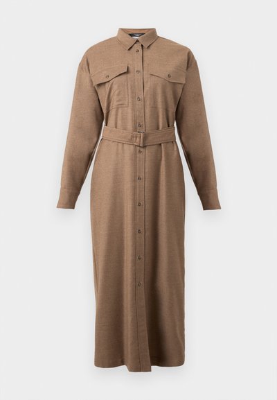 Vestido camiseiro de manga longa castanho com gola, frente com botões, dois bolsos no peito e um cinto a condizer. Feito em tecido texturizado e tecido.