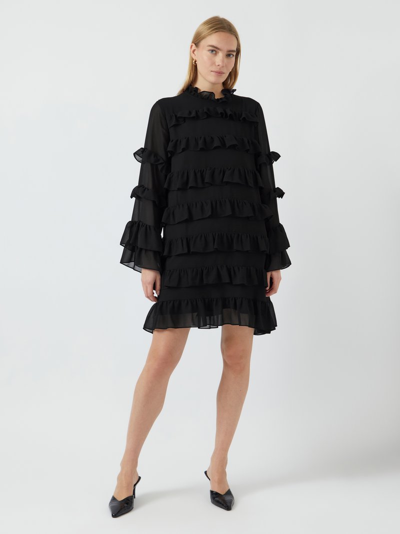 Schwarzes, gerafftes Kleid mit langen Ärmeln, das mit geschichteten Rüschen und einem hohen Ausschnitt versehen ist. Das durchsichtige Material verleiht Textur; das Design ist locker geschnitten.