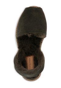 Sandale à enfiler en daim vert foncé avec une doublure en fourrure douce et une semelle moulée. Semelle plate avec coutures décoratives. Dessus ouvert au niveau des orteils.