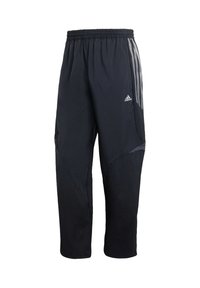 Czarne spodnie sportowe z elastycznym paskiem w talii, z szarymi paskami po bokach, teksturowanym panelem i zwężanym krojem nogawki.