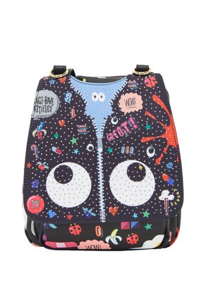 Sac à dos avec des yeux de dessin animé colorés, motif de fermeture éclair, étoiles, cœurs, coccinelles et bulles de dialogue sur fond noir.