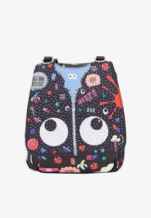 Sac à dos avec des yeux de dessin animé colorés, motif de fermeture éclair, étoiles, cœurs, coccinelles et bulles de dialogue sur fond noir.
