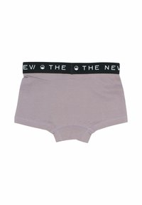 Ljubičaste pamučne gaćice u stilu boyshort s crnim elastičnim pojasom na kojem se nalaze bijela slova s natpisom "THE NEW." Ravni šavovi i glatka tekstura.