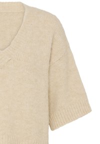 Pull en maille beige à manches courtes, large col en V et bords côtelés, présenté en gros plan sur fond blanc.