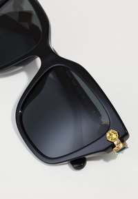 Swarovski Saulesbrilles - black