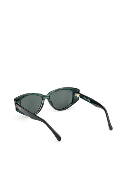 Occhiali da sole a forma di occhio di gatto con lenti verde scuro, montatura trasparente verde e astine nere. Presentano dettagli in oro sulle tempie.