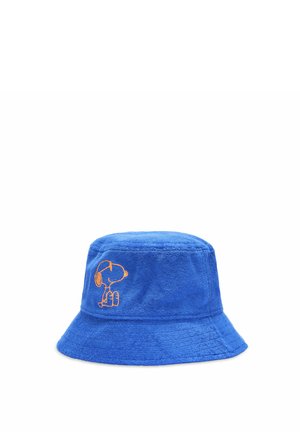 Blauer Frottee-Bucket-Hut mit orange umrandetem gestickten Snoopy mit Kopfhörern an der Seite.