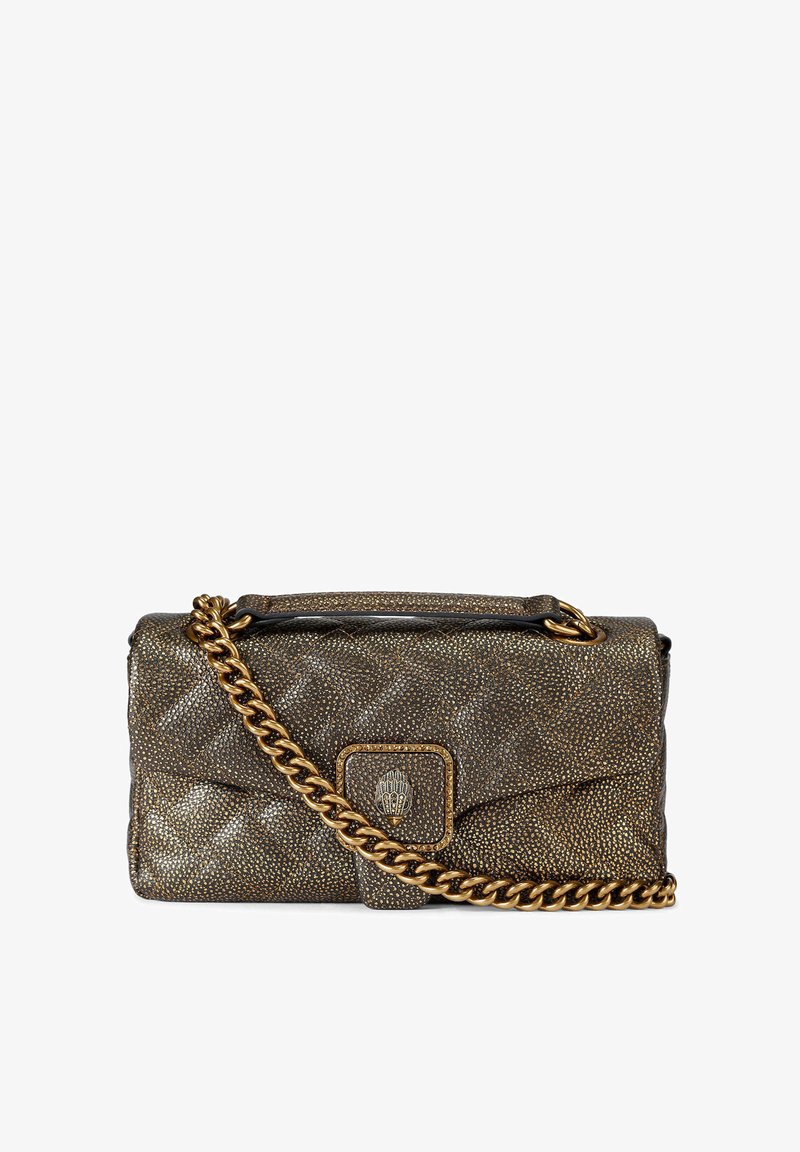 Gewatteerde handtas in metallic goud en brons met een kettingriem, voorzien van een decoratieve sluiting en een textuur oppervlak. Sluiting aan de bovenkant.