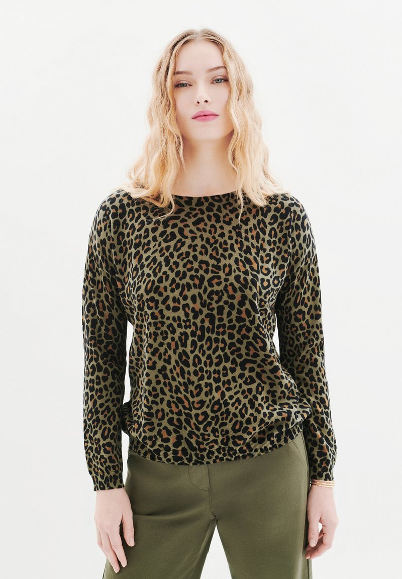 Maglione verde a stampa leopardata con maniche lunghe, collo rotondo e vestibilità rilassata. Tessuto morbido, con orlo e polsini a coste.