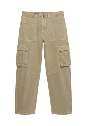 Pantaloni cargo beige con multiple tasche, passanti per cintura e chiusura con bottone e zip su sfondo bianco.