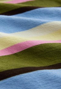 Tessuto lavorato a maglia con righe orizzontali in verde, marrone, blu, rosa, giallo e crema. Texture morbida con una superficie leggermente irregolare.