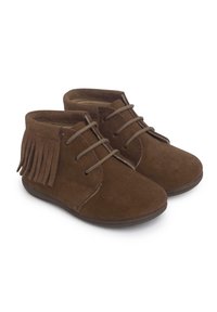 Stivali ankle in suede marrone con dettagli in frange, punta rotonda e chiusura con lacci. Texture morbida e suola flessibile per il massimo comfort.