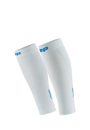 Weiße Kompressionsärmel aus dehnbarem Material, mit strukturiertem Muster, blauer Markenkennzeichnung nahe der Oberseite und einer passgenauen Form.